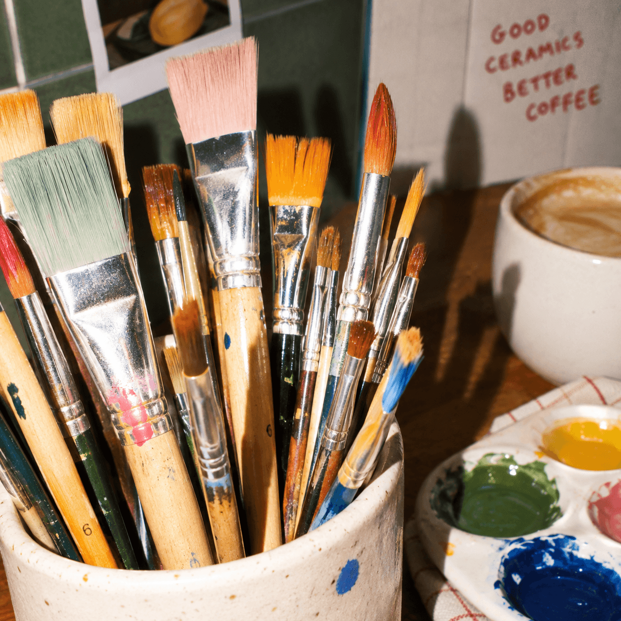 Pinceaux et couleurs à disposition pour l’atelier