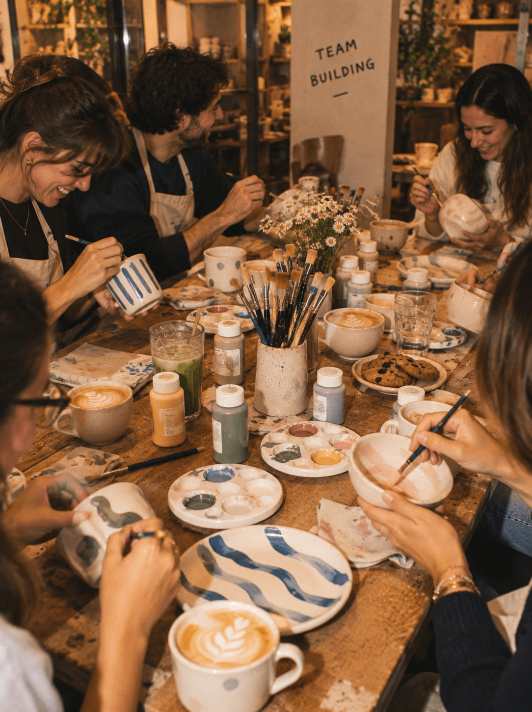 Une équipe réunie autour d’un atelier de peinture sur céramique chez MiMo